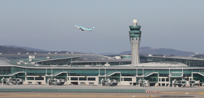  인천공항 제2터미널 '셀프 탑승수속'.."30분이면 OK"