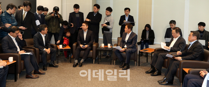 [포토]혁신성장 옴부즈만 발족…박정호 SK텔레콤 사장·조광수 연대교수 위촉