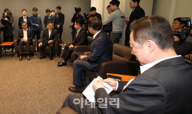 [포토]김동연, "현장 목소리 가감없이 전달 부탁"