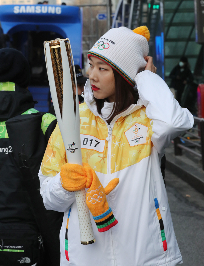 [포토] 평창동계올림픽 성화 기다리는 달심언니 한혜진
