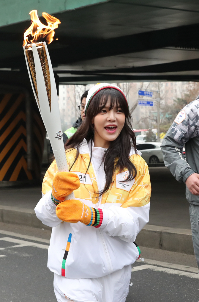 [포토] 성화봉송 하는 지민