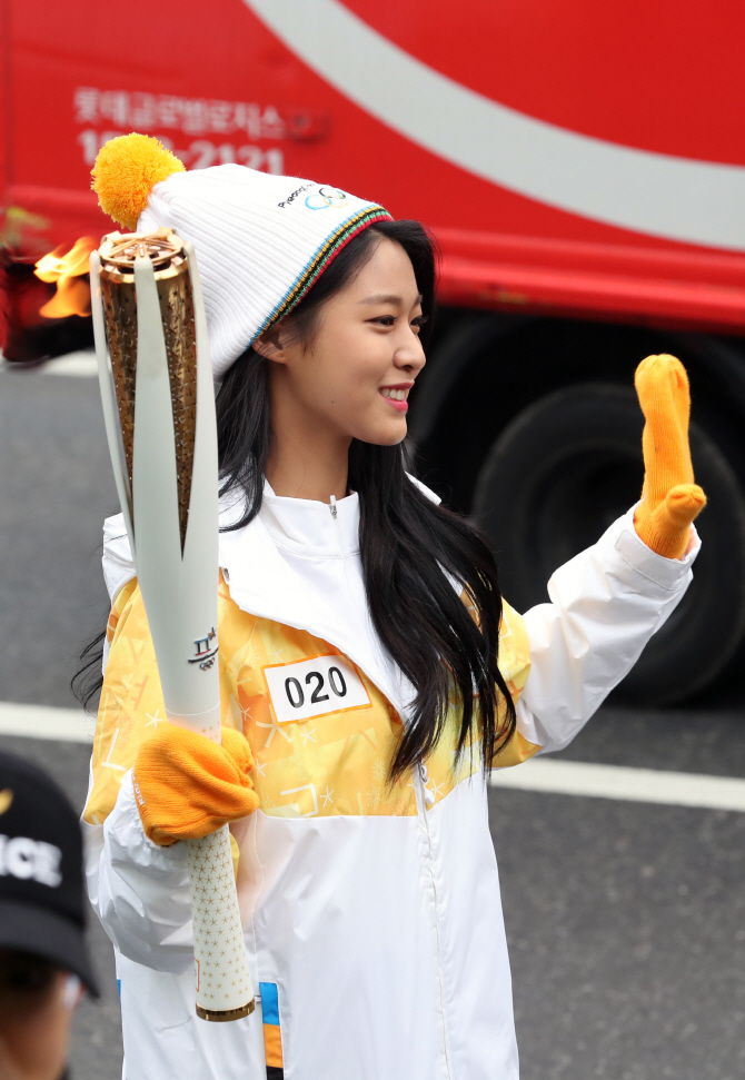 [포토] 미소 지으며 손 흔드는 설현