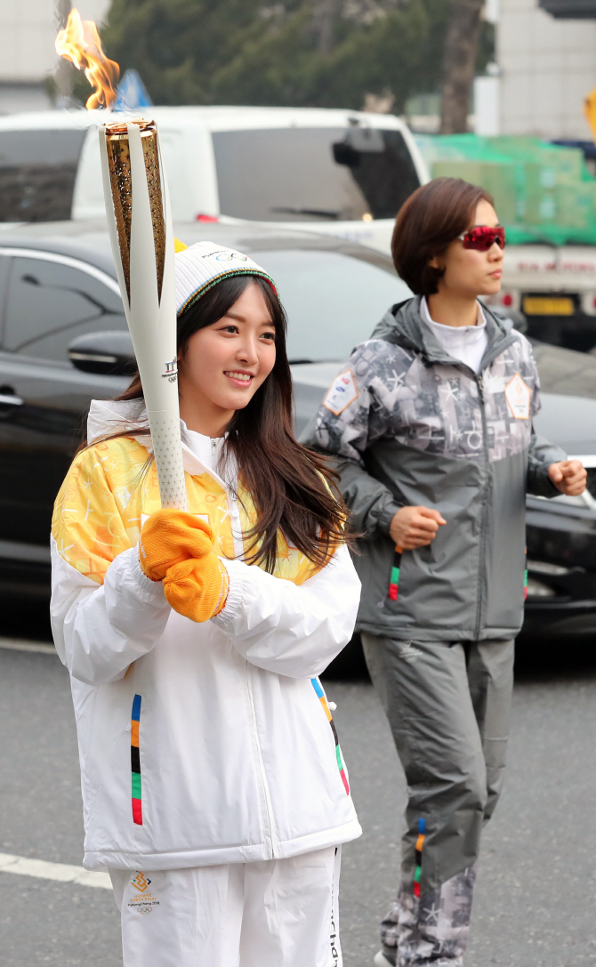 [포토] 성화봉송하는 찬미