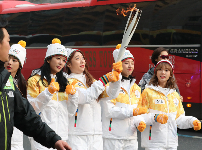 [포토] 성화봉송 좋아하는 우주소녀