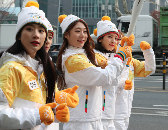 [포토] 걸그룹 우주소녀 성화봉송