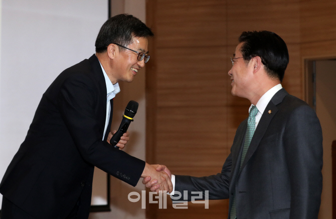 [포토]인사 나누는 김동연 부총리-이태규 의원
