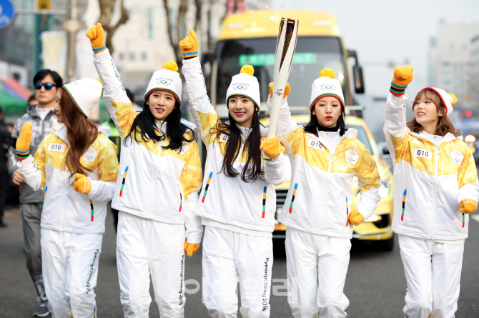 [포토] 성화봉송 나선 '우주소녀'