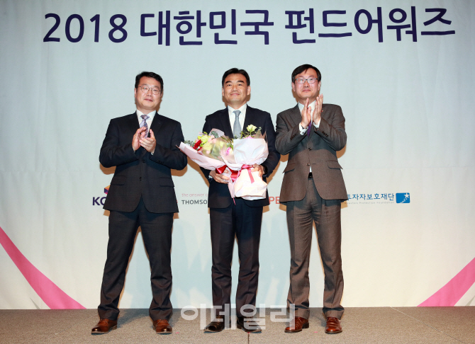 [포토]트러스톤자산운용, '유형별 최우수상 사회책임투자 부문 수상'