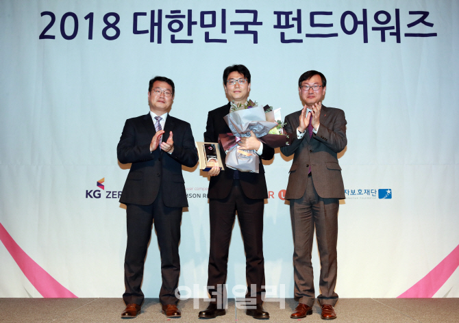 [포토]트러스톤자산운용, '특별상 최우수퇴직연금 운용사 부문 수상'