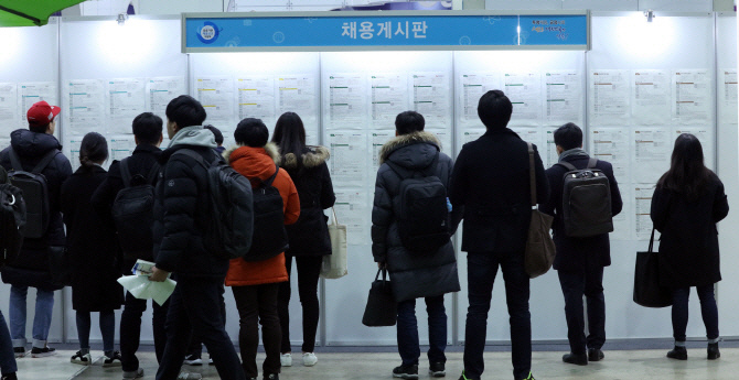 고용시장에도 고령화…부모세대 고용률, 자녀세대 앞질러