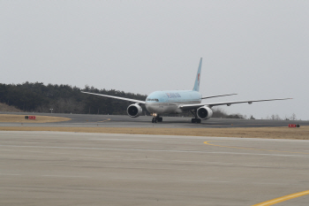 첫 대형 항공기 착륙한 양양공항…평창올림픽 하늘길도 이상無