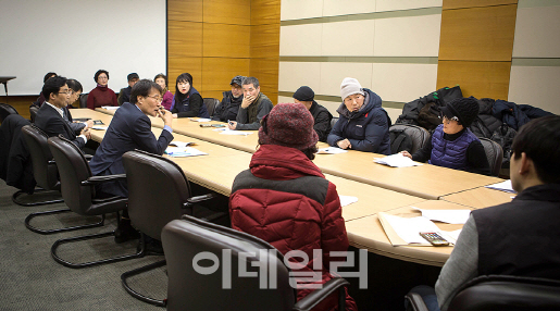 靑, 최저임금 현장소통 강화…장하성 실장, ‘신림동 분식점’ 방문