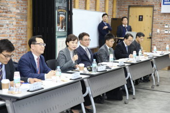 '재건축 정조준' 김현미 장관 "구조안전·내구연한 등 개선 필요"