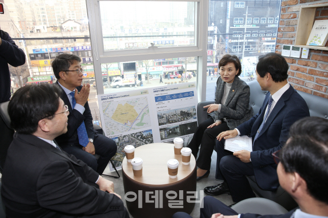 김현미 장관 "재건축 연한 40년으로 늘릴 수도"