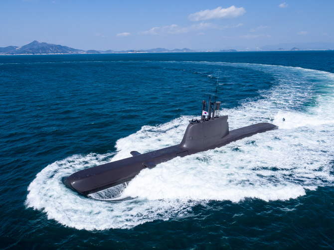 1800t급 잠수함 '홍범도함' 해군에 인도…"전력 보강 기대"