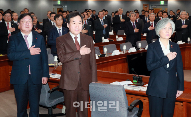 [포토]제2차 정부 업무보고, '국민의례하는 이낙연 국무총리'