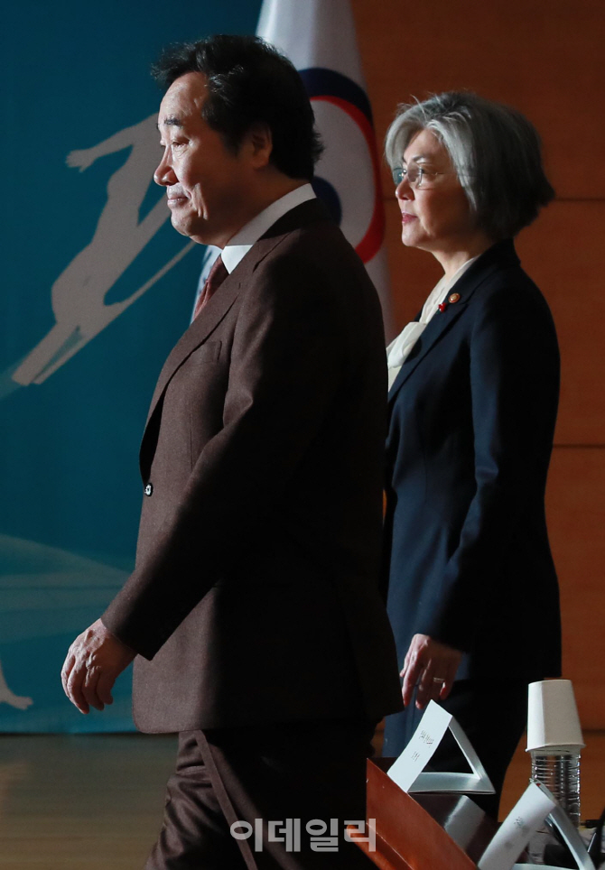 [포토]제2차 정부 업무보고 참석하는 이낙연-강경화