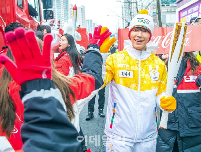 [포토] 성화봉송하는 동해