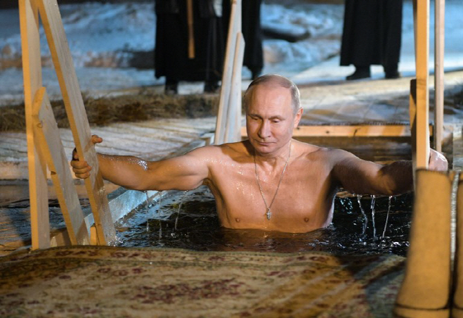 3월 대선 앞둔 푸틴, 얼음목욕하며 건강미 과시