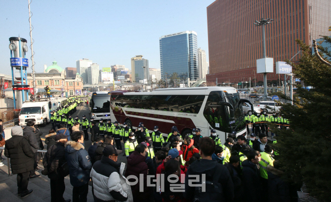 [포토]현송월 단장 탑승버스 서울역 도착 '철통경비'