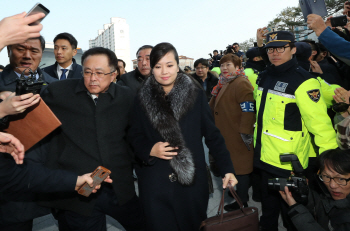 北 현송월, 강릉주민 환대에 손 흔들기도…취재진 질문엔 무응답