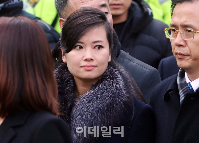 [포토]보수단체 욕설에...바라보는 현송월