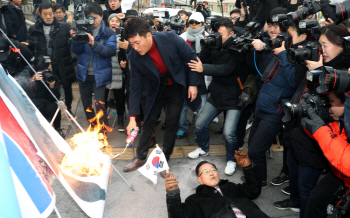경찰, 서울역 '인공기 화형식' 보수단체 수사 착수