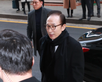 "특활비 대통령에 보고" 줄줄이 입여는 측근들…MB 턱밑까지 간 檢