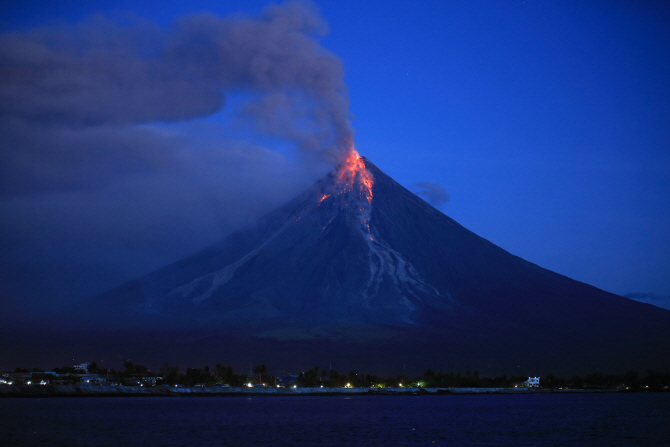 ‘불의 고리’ 환태평양 화산대 ‘들썩’…美·日·필리핀·인니 등서 화산·지진(종합)