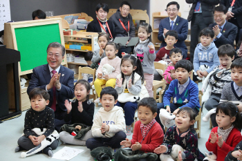 마술공연 보고 웃으며 박수치는 文대통령