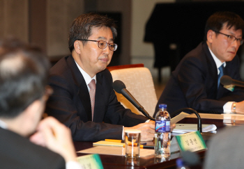 김동연 "재건축 연한 40년으로? 신중히 검토해야"