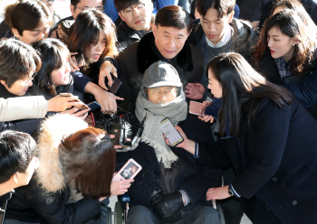 이상득 휠체어 탄 채 검찰 출석…묵묵부답