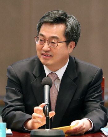 김동연 "보유세 신중 검토…이달 靑 조세특위 출범"