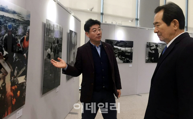 [포토] ‘양종훈의 포토옴니버스展’ 관람하는 정세균 국회의장