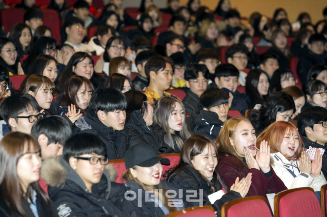[포토] 오리엔테이션하는 대학 새내기들