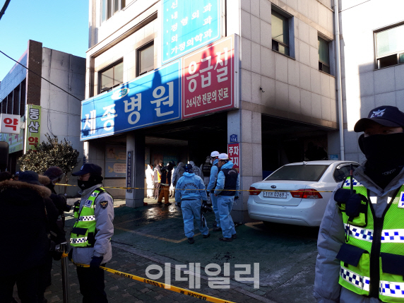 밀양화재 환자 결박 논란…복지부 "요양병원만 금지, 위법아냐"