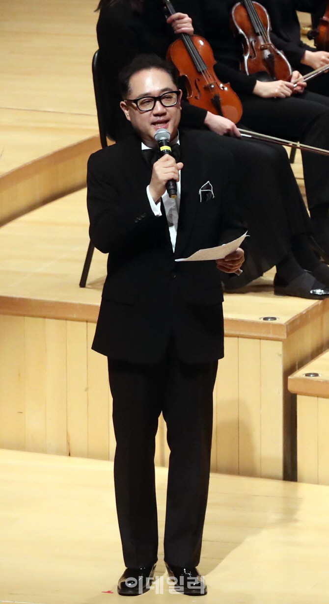 [포토]이데일리 신년음악회 진행하는 장일범 평론가