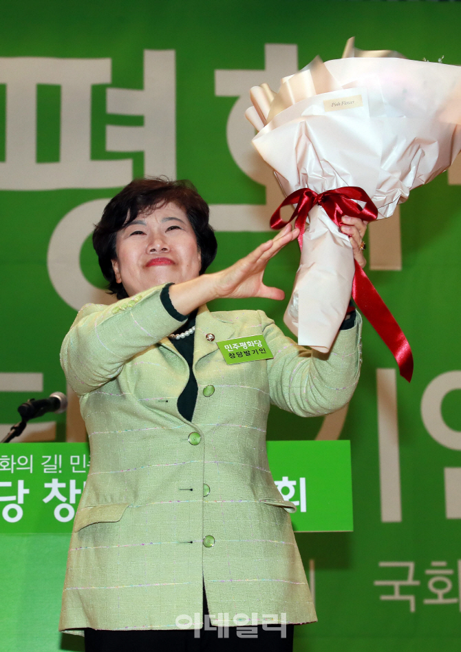 [포토]민주평화당 창당발기인대회, '꽃다발 들고 인사하는 조배숙'