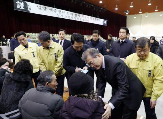 지지율 추가하락땐 선거 빨간불…靑 '현장 스킨십' 늘린다