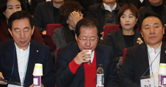 ‘개헌 반대’ 역풍 맞을라… 한국당, ‘전략적’ 태도 변화 조짐