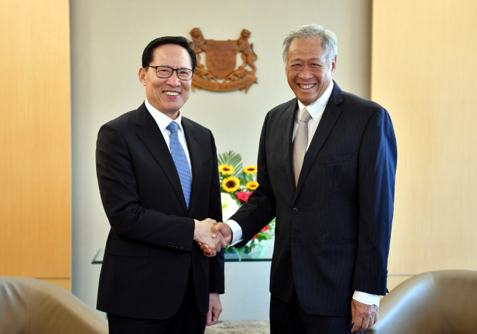 송영무, 싱가포르 국방장관과 회담…"국제공조 강화"
