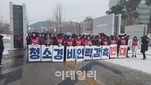 연세대 청소노동자들 "16일째 묵묵부답, 비정규직 구조조정 철회해야"