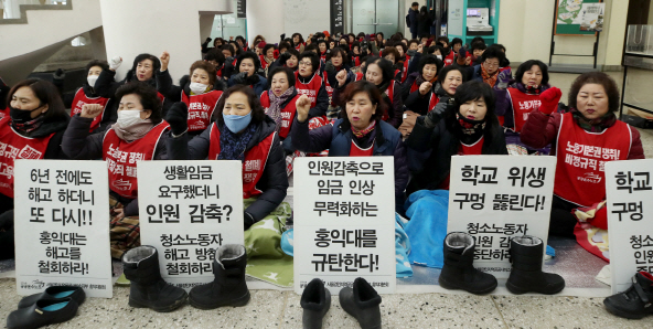 '인원감축 논란' 홍익대 청소 노동자들…전원 '복직' 결정