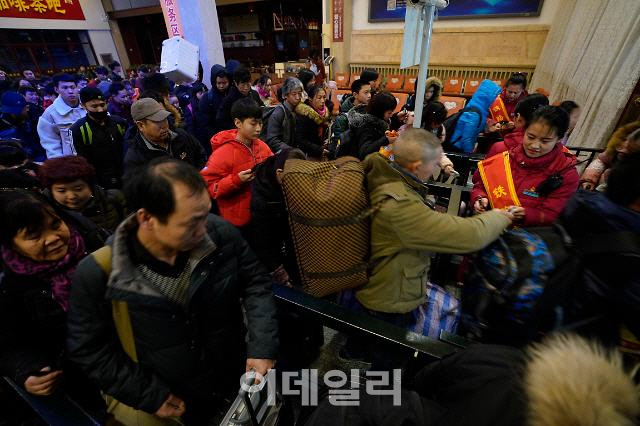 中, 춘절 대이동 시작했다… "연인원 30억 귀향·귀성"