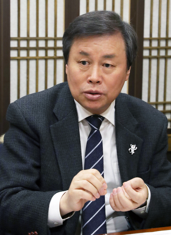 도종환 장관 "북한선수 12명 합류는 IOC 요구"… 단일팀 논란 해명