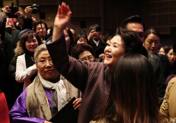김정숙 여사, 평창올림픽 성공 기원하며 종묘제례악 공연 관람