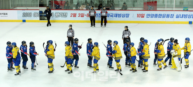 [포토]스웨덴 선수들과 인사 나누는 남북 단일팀