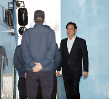 이재용 부회장 석방..삼성 `미소`·재계 `환영`