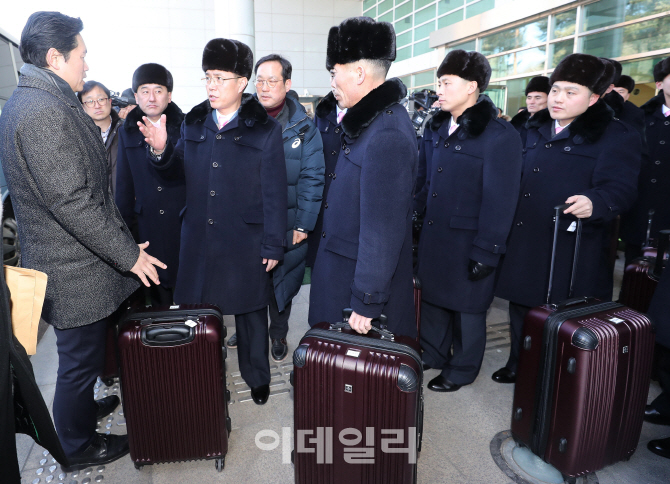 [포토]이야기 나누는 북한 예술단 선발대