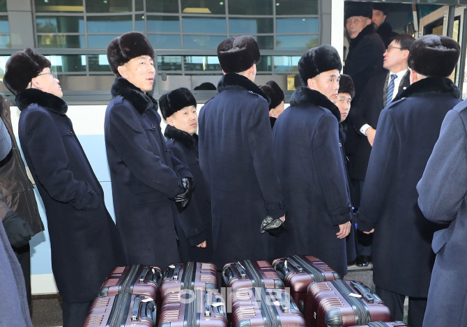 [포토]줄서서 차량 탑승하는 북한 예술단 선발대